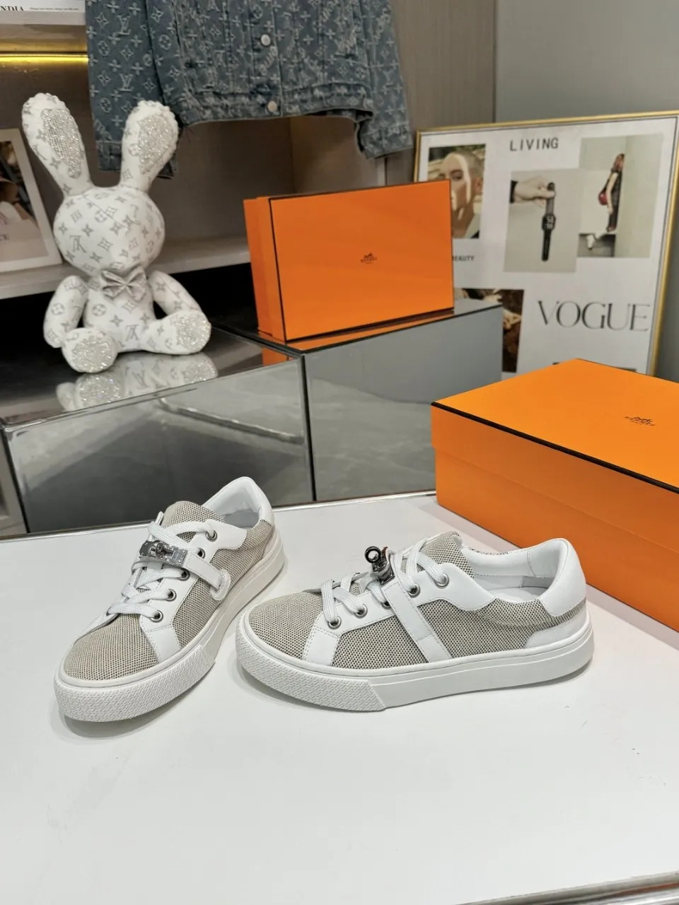 Men's Men's Shoes💰620❤️❤️❤️HERMES 2021 latest Kelly buckle white sneakers are online! The highest version on the market! Purchasing level quality! The H family rarely produces flat casual shoes, and they are styled with classic palladium-plated Kelly shoe buckles! Create a fashionable urban look that perfectly embodies the noble and elegant style of Hermès! Material selection: Fabric imported cowhide, lining + foot pads imported sheepskin, original molded TPU outsole, heavy gold molded kelly buckle full of texture Size: Female: 35-41 (41 is not returnable) Male: 39-45 (45 is not returnable)